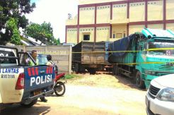 Tragis, Tauke Pupuk Tewas Terjepit Mobil Kontainer