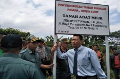 Adu Mulut Warnai Eksekusi Tanah Adat