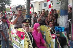 Antar Pensiunan, Polwan dan Perwira Kayuh Becak Keliling Kota