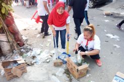 Setelah Senam, Kader Perindo Punguti Sampah di Jalan