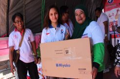 Kartini Perindo Bagikan 500 Paket kepada Warga Krekot