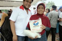 Dapat Beras Gratis Kartini Perindo, Nenek Eno Terharu