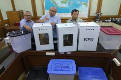 KPU Masih Pertimbangkan...