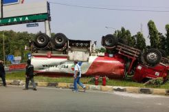 Truk Tangki Pertamina Terguling di Dekat Gerbang Tol Merak