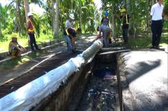 Pipa Pertamina Bocor, Warga Tampung Ribuan Liter Solar yang Tumpah