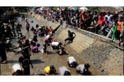 Kemeriahan Acara Tangkap Ikan Sambut Idul Adha di Kuningan