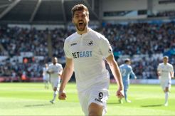 Gegara Tottenham Hotspur, Chelsea Terancam Batal Rekrut Bomber Swansea City