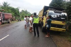 Tertutup Helm, Yoyok Hantam Truck Berhenti hingga Kritis