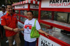 Penjual Nasi Rames Ini Terharu Dapat Gerobak Perindo