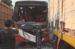 Sopir Ngebut, Bus Sarat Penumpang Tabrak Truk Parkir