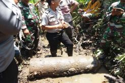 Cari Madu, Warga Temukan Benda Mirip Bom Pesawat