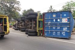 Rem Blong, Kontainer Seruduk Baleno dan Avanza
