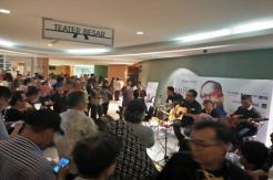 Warga Antusias Tonton Pagelaran Musik Puisi bersama Ebiet G Ade