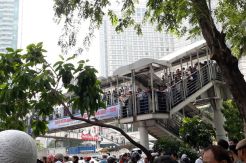 Massa Kumpul di JPO, Polwan Ini Tak Bisa Duduk Tenang