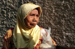 Dapat Beras Gratis dari Kartini Perindo, Nenek 85 Tahun Menangis