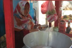 Bagikan Gerobak Gratis, Rusmiati: Perindo Dekat dengan Rakyat Kecil