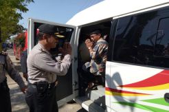 Disangka Demo, Mobil Penuh Pria Berpeci Ternyata Rombongan Pengantin