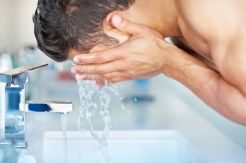 Kebiasaan Pria Cuci Wajah Pakai Sabun Mandi Bikin Kulit Kering