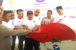 Perindo Bagikan Mesin Perontok Padi dan Gerobak UMKM Gratis di Cirebon