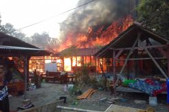 Bakar Sampah Dekat Kandang...