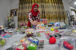 Dosen Muda Ini Koleksi Ribuan Penghapus Selama 20 Tahun