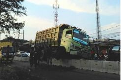 Aneh bin Ajaib, Ban Truk Tersangkut di Separator Busway