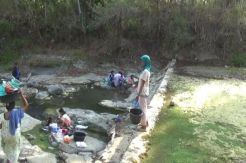 Dilanda Kekeringan, Warga Mandi dan Mencuci di Sungai Kotor