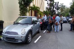 4 Mobil Mewah Hasil Sitaan Dilelang Manual di Kejari Batam