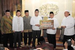 Serahkan Bantuan Rp2,1 Miliar, Aher Desak PBB Bahas Tragedi Rohingya