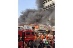 Kebakaran Pabrik Roti di Cawang, 12 Unit Mobil Damkar Dikerahkan