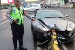 Mobil Mewah Porsche Ringsek Tabrak Separator Busway