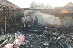 Diduga Korsleting Listrik, 2 Rumah Warga Ludes Terbakar