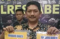 Gila, Dua Pemuda Jual...