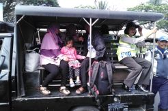 Sopir Angkot dan Taksi di Malang Mogok, Penumpang Telantar