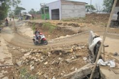 Diguyur Hujan, Jalan Penghubung Cibitung-Cikarang Barat Ambles 2 Meter