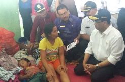 Menhub Sumbang 55 Ton Beras untuk Pengungsi Gunung Agung