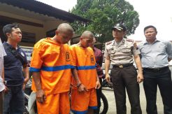 Peras Orang Pacaran, Dua Lelaki Dibekuk Polisi