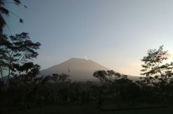 Asap Gunung Agung Mencapai 100-200 Meter, Jumlah Pengungsi Tembus 144.389 Jiwa