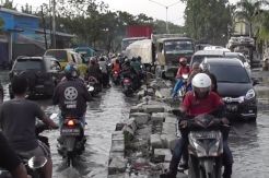 Jalan Rusak dan Terendam Banjir, Ganggu Aktivitas Warga di Medan Labuhan