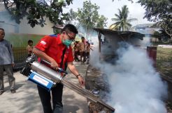 Sekjen Rescue Perindo Terjun Langsung saat Fogging di Serang