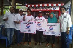 Pedagang UMKM Enrekang Bahagia Terima Gerobak Perindo