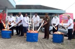 Balai POM Ambon Musnahkan 2.300 Item Barang Ilegal
