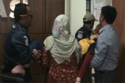 Hendak Dideportasi Petugas Imigrasi, Perempuan WNA China Pingsan
