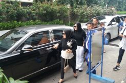 Ditemani Hotman Paris, Syahrini Penuhi Panggilan Bareskrim
