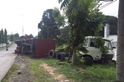 Lepas Kendali di Tikungan, Kontainer Bermuatan Besi Terguling