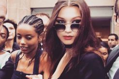 Selebritis Hollywood Populerkan Lagi Kacamata Hitam 1990-an