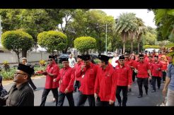 Parade Seni dan Marawis Iringi Rombongan PDIP ke Kantor KPU