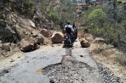 Dampak Gempa Bumi Lembata, Batu Besar Tutupi Jalan Raya