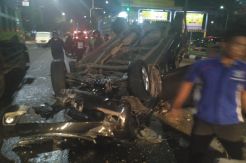 Tabrak Separator Busway di Semanggi, Avanza Ringsek