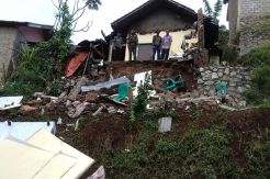 Rumah Roboh Akibat Longsor, Nenek Sari Patah Tulang Tangan